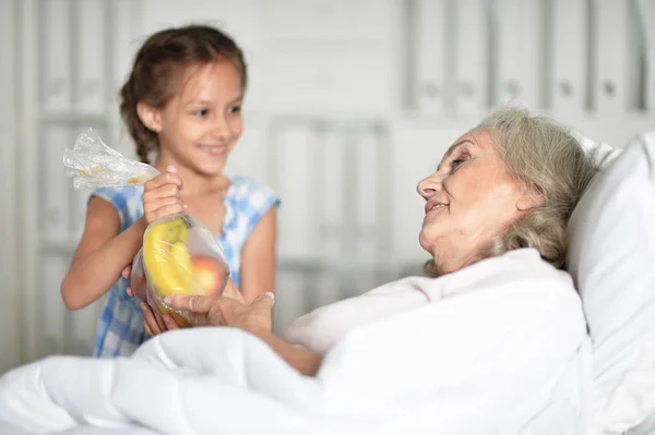 Enkelin Besucht Großmutter Krankenhaus — Stockfoto