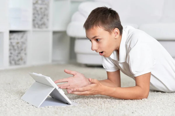 Close Retrato Menino Pensativo Com Tablet — Fotografia de Stock