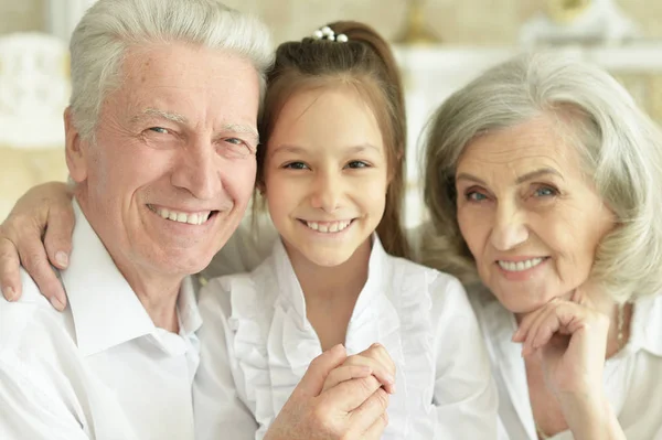 Primer Plano Feliz Pareja Ancianos Con Nieta Casa — Foto de Stock