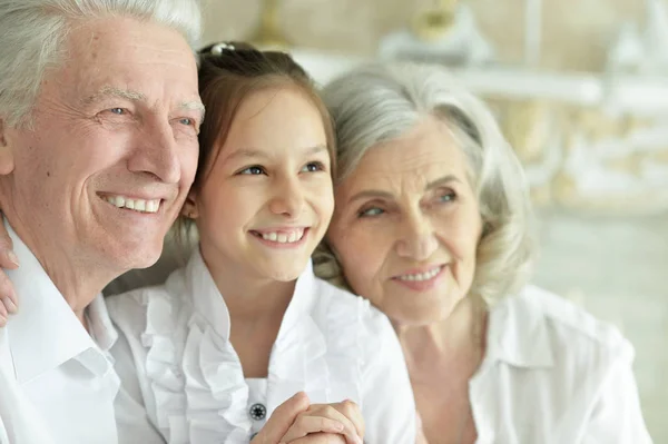 Närbild Lyckliga Äldre Par Med Barnbarn Hemma — Stockfoto