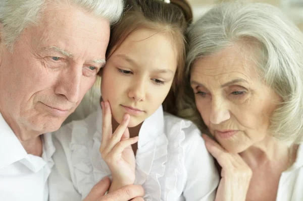 Porträt Trauriger Großmutter Großvater Und Enkelin Die Sich Hause Umarmen — Stockfoto