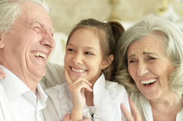 Primer Plano Feliz Pareja Ancianos Con Nieta Casa —  Fotos de Stock