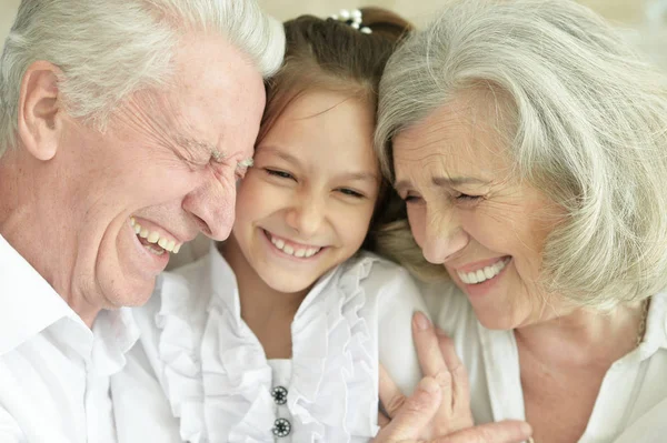 Primer Plano Feliz Pareja Ancianos Con Nieta Casa —  Fotos de Stock