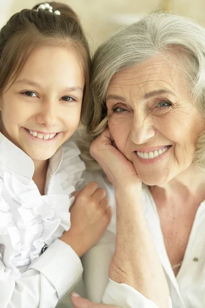 Großmutter Mit Ihrer Süßen Enkelin Lächelt — Stockfoto