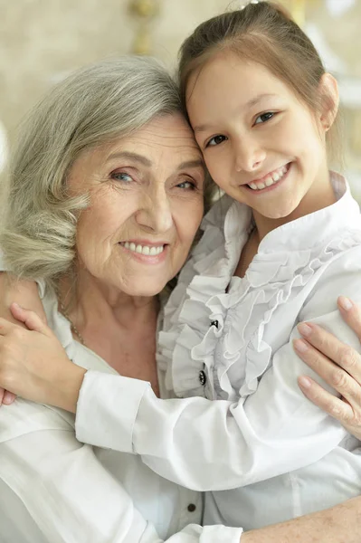 Großmutter Mit Ihrer Süßen Enkelin Lächelt — Stockfoto