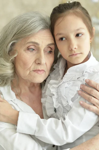 Portret Van Triest Oma Kleindochter Knuffelen Thuis — Stockfoto