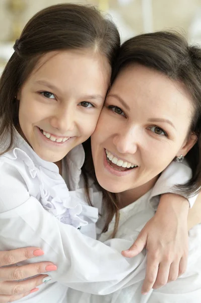 Schöne Junge Mutter Und Süße Kleine Tochter Posiert — Stockfoto