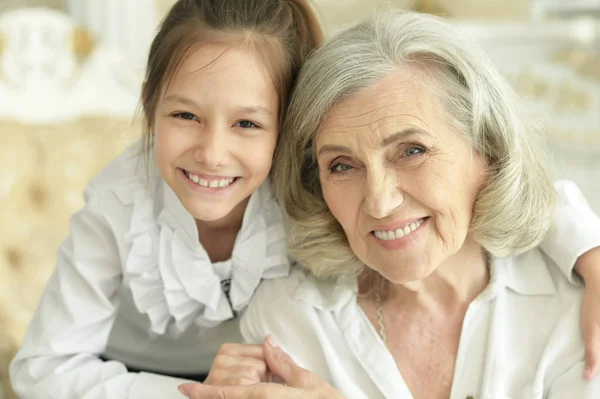 Nonna Con Sua Graziosa Nipote Sorridente — Foto Stock