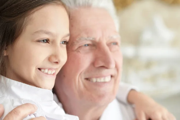 Gelukkig Oudere Man Met Leuke Kleindochter — Stockfoto