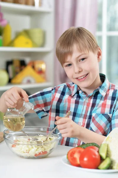 Carino Ragazzo Preparare Insalata Sul Tavolo Cucina Casa — Foto Stock