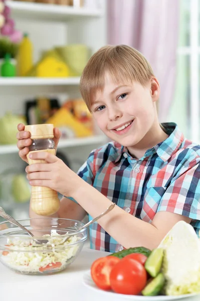 Netter Junge Bereitet Hause Salat Auf Küchentisch — Stockfoto