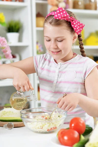 Flicka Förbereder Läcker Fräsch Sallad Köket — Stockfoto