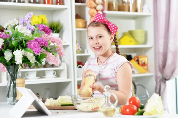 Nettes Mädchen Bereitet Köstlichen Frischen Salat Der Küche — Stockfoto