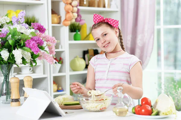 Nettes Mädchen Bereitet Köstlichen Frischen Salat Der Küche — Stockfoto