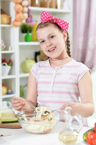 Flicka Förbereder Läcker Fräsch Sallad Köket — Stockfoto