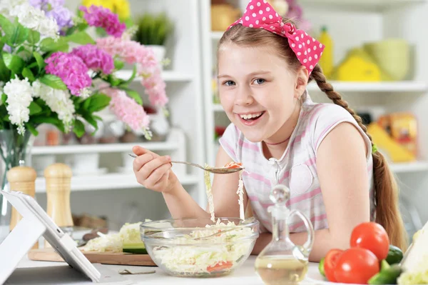 Ragazza Carina Preparare Deliziosa Insalata Fresca Cucina — Foto Stock