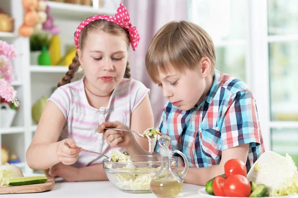 Irmão Bonito Irmã Comendo Juntos Cozinha — Fotografia de Stock