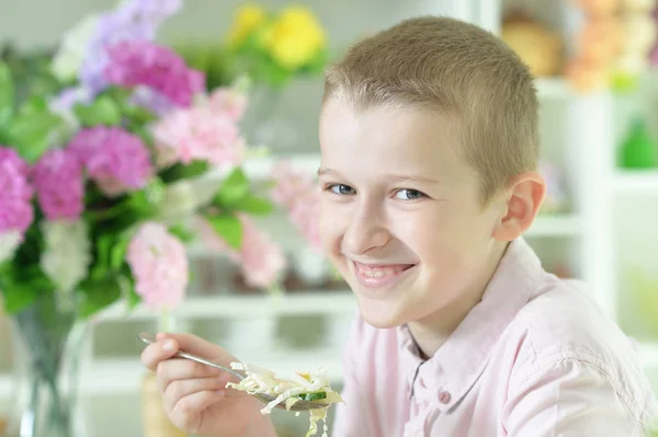 Ładny Chłopiec Przygotowuje Sałatkę Stole Kuchennym Domu — Zdjęcie stockowe