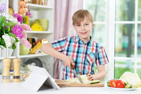 Мальчик Готовит Вкусный Свежий Салат Кухне — стоковое фото