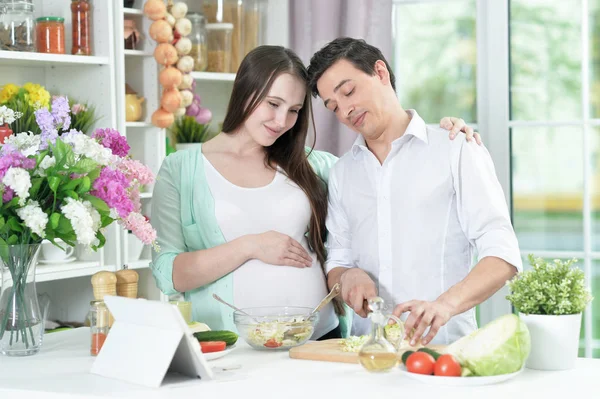 Mutlu Karı Koca Mutfakta Birlikte Yemek Pişiriyor — Stok fotoğraf