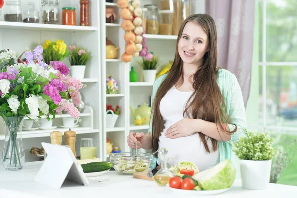 Belle Jeune Femme Enceinte Cuisine Dans Cuisine — Photo