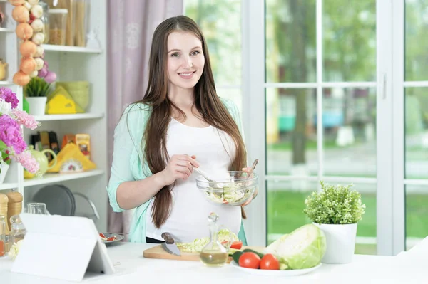 Bella Giovane Donna Incinta Che Cucina Cucina — Foto Stock