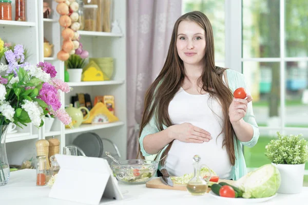 Hermosa Embarazada Joven Cocina Cocina — Foto de Stock