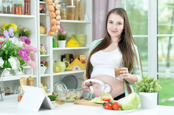 Belle Femme Enceinte Avec Écouteurs Sur Ventre Cuisine — Photo