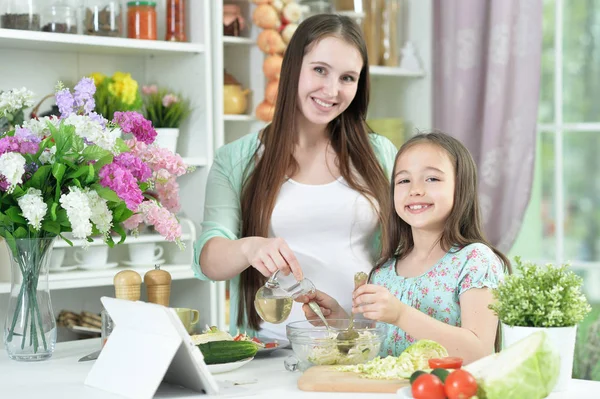 Ler Gravid Mor Och Dotter Matlagning Tillsammans Kök — Stockfoto