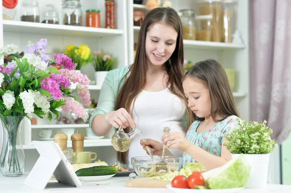 Lächelnde Schwangere Mutter Und Tochter Kochen Gemeinsam Der Küche — Stockfoto