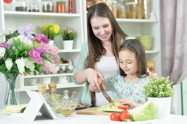 Smiling Pregnant Mother Daughter Cooking Together Kitchen — Stock Photo, Image