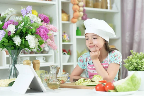 可爱的女孩在厨房里准备美味的新鲜沙拉 — 图库照片