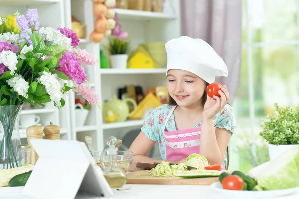 Nettes Mädchen Bereitet Köstlichen Frischen Salat Der Küche — Stockfoto
