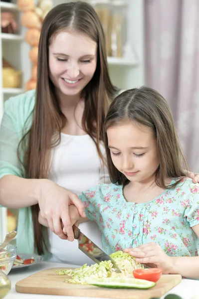 Leende Gravid Mor Och Dotter Matlagning — Stockfoto