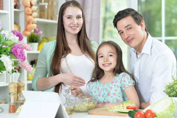 Mujer Embarazada Feliz Con Marido Hija Preparando Ensalada Juntos Cocina — Foto de Stock