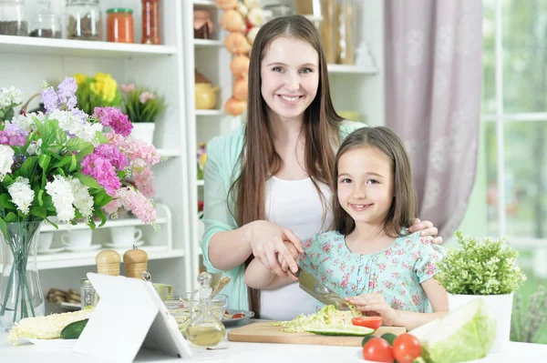 Ler Gravid Mor Och Dotter Matlagning Tillsammans Kök — Stockfoto