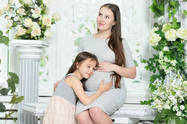 Glücklich Schwangere Frau Mit Tochter Posiert Hause — Stockfoto
