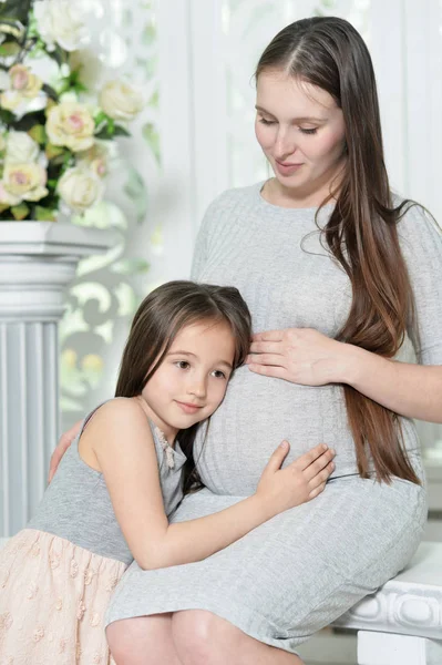 Glücklich Schwangere Frau Mit Tochter Posiert Hause — Stockfoto