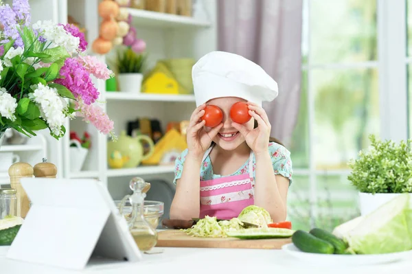 Nettes Mädchen Spielt Mit Tomaten Der Küche — Stockfoto