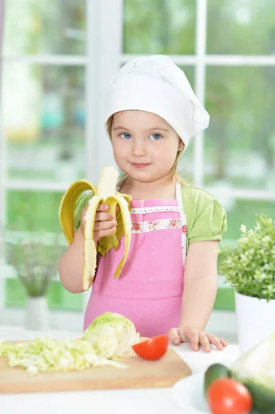 Κορίτσι Προετοιμασία Νόστιμα Φρέσκια Σαλάτα Και Τρώει Μπανάνα — Φωτογραφία Αρχείου