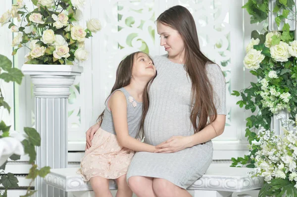 Felice Donna Incinta Con Figlia Posa Casa — Foto Stock