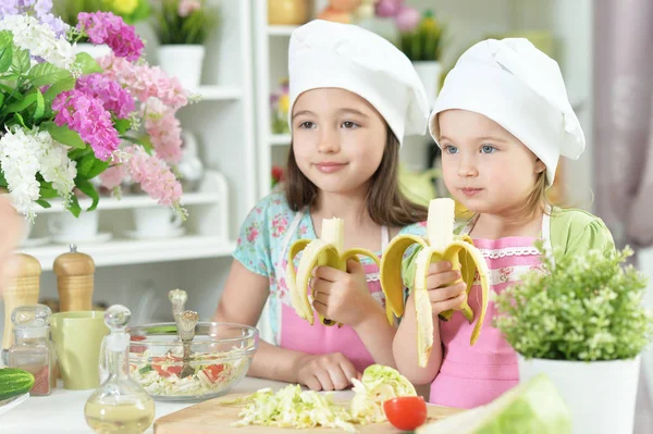 Meninas Bonitas Preparando Deliciosa Salada Fresca Comer Bananas — Fotografia de Stock