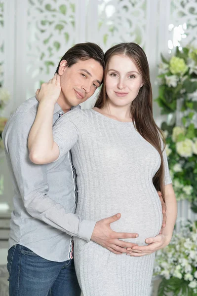 Felice Donna Incinta Con Marito Posa Casa — Foto Stock