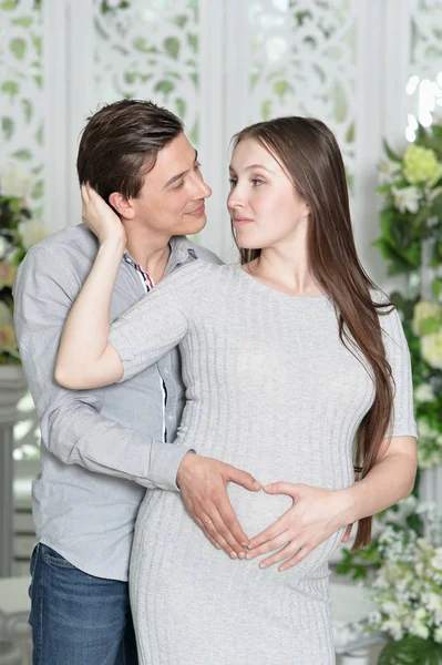 Szczęśliwa Kobieta Ciąży Mężem Domu Pozowanie — Zdjęcie stockowe