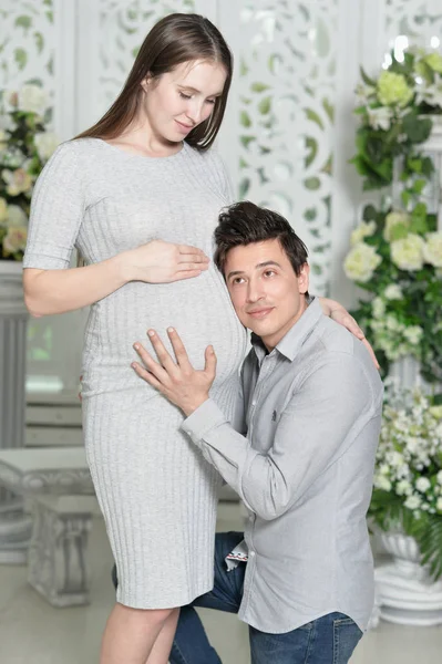 Mujer Embarazada Feliz Con Marido Casa Hombre Con Cabeza Vientre —  Fotos de Stock