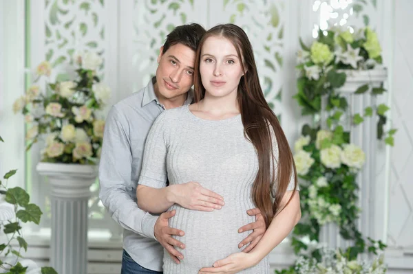 Happy Těhotná Žena Manželem Pózování Doma — Stock fotografie