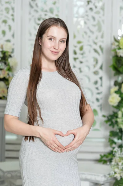 Mujer Embarazada Hermosa Posando Con Signo Corazón — Foto de Stock