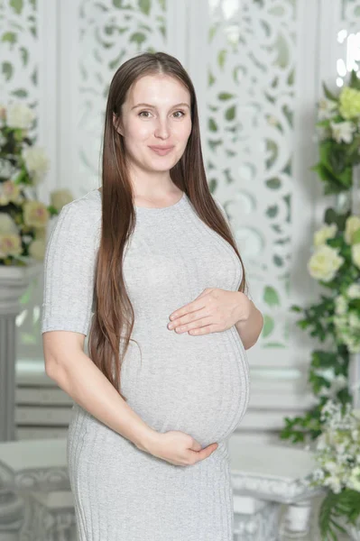 Piękna Kobieta Ciąży Pozowanie — Zdjęcie stockowe