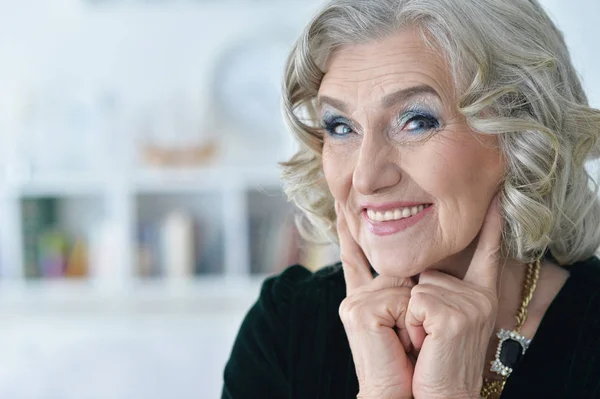 Mutlu Gülümseyen Yaşlı Kadın Poz Veriyor — Stok fotoğraf
