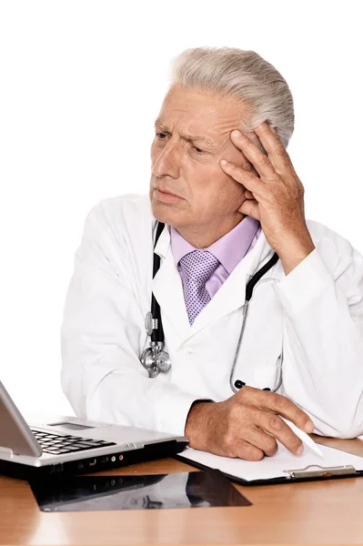 Tänkande Läkare Med Bärbar Dator Vit Bakgrund — Stockfoto